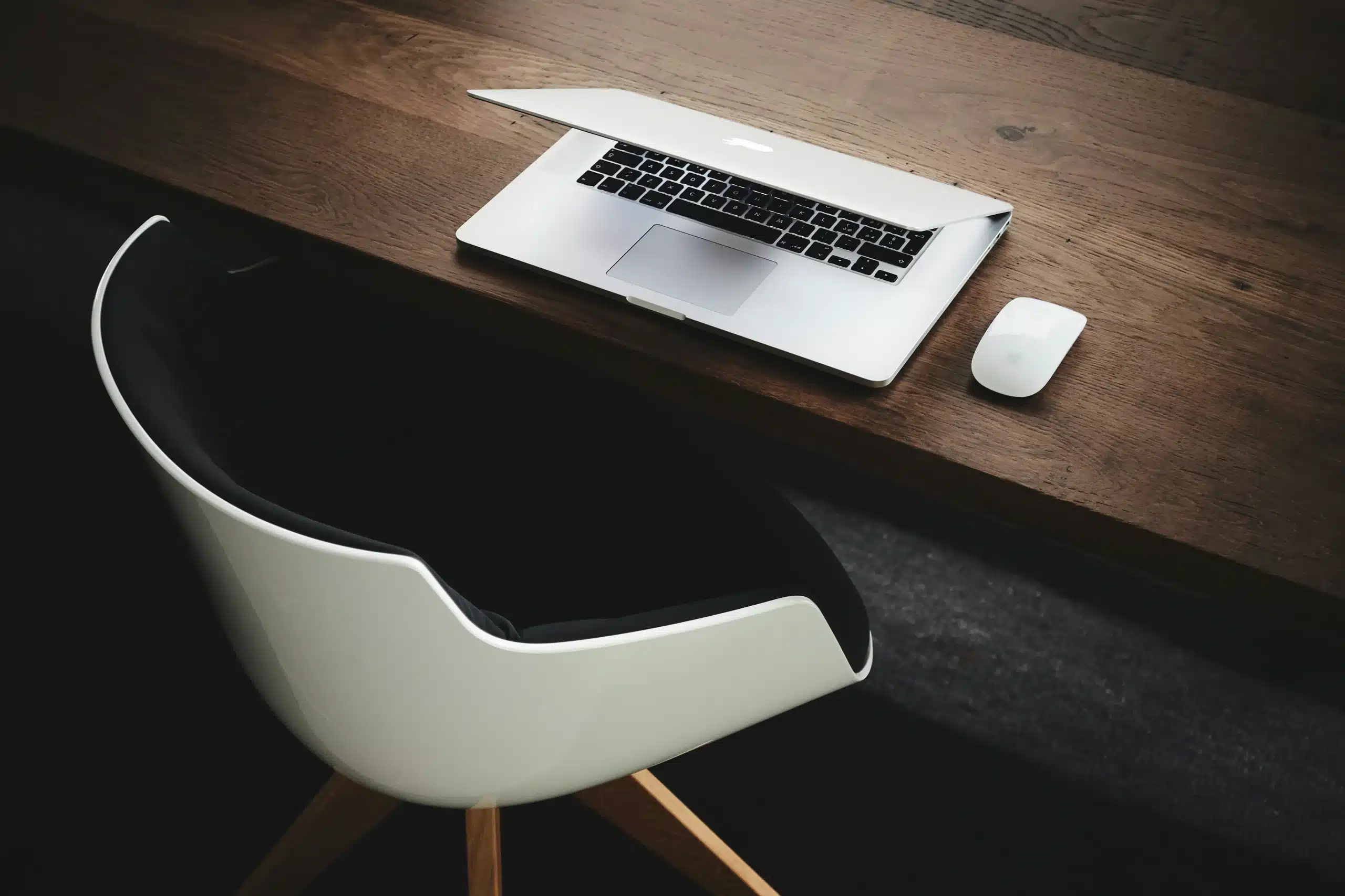 Équipe digitale collaborant pour automatiser les tâches avec une solution IA sur-mesure.